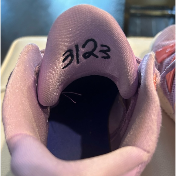 Kyrie Nike girls basketball sneakers. Youth size 5 - Picture 6 of 7